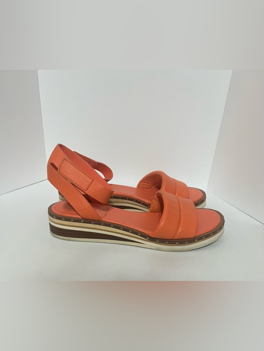 Vince Camuto Mellienda Womens Gold Leather Puffy Strap Low Wedge Sandals